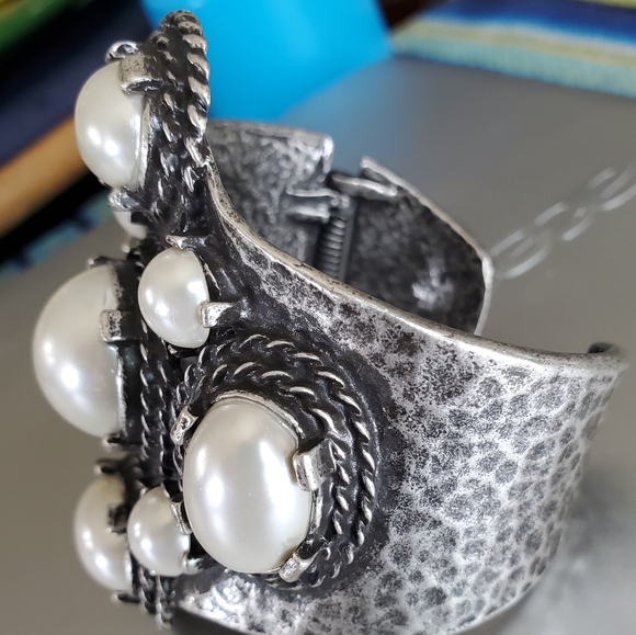 Chunky and bold statement bracelet - Picture 4 of 6